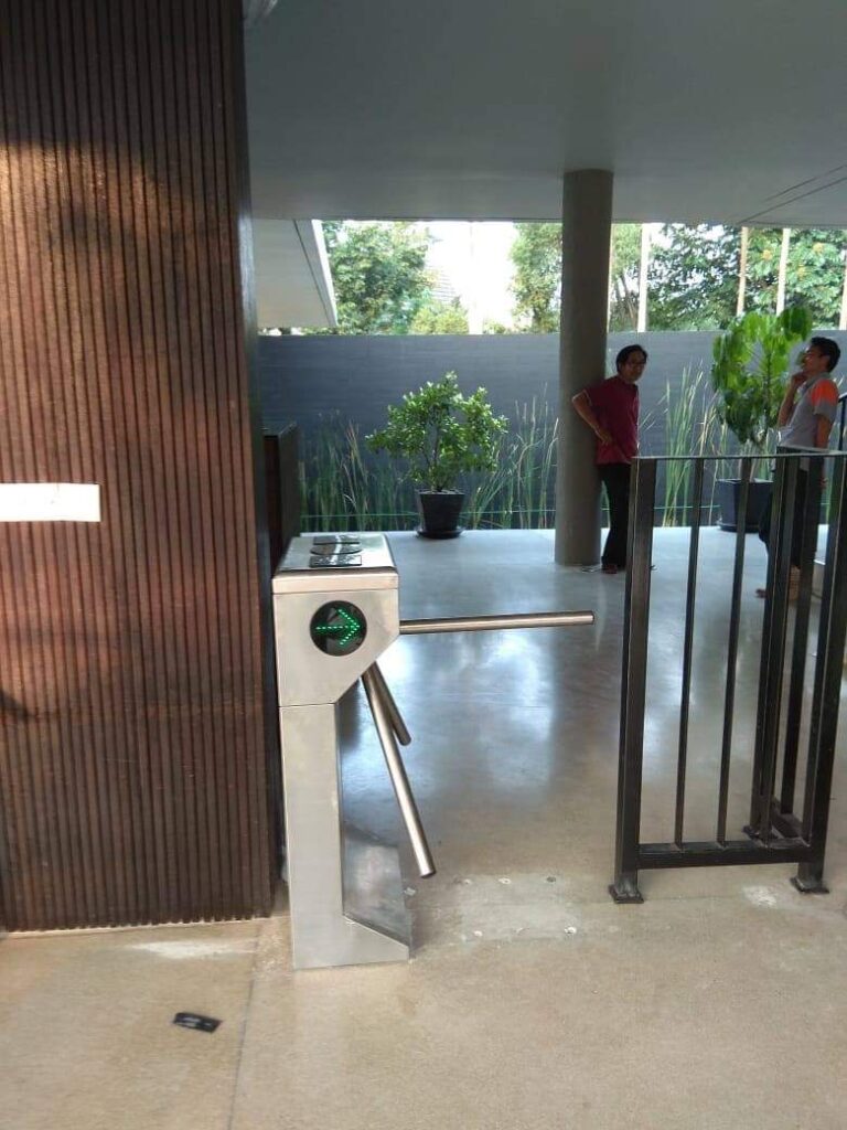 Palang Parkir Jember, Sistem tripod turnstile e-ticketing