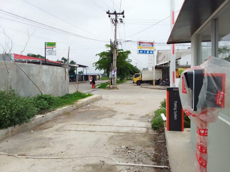 Palang Parkir Otomatis Sistem Manless RSUD Pelabuhan Ratu Apakah Anda tengah mencari solusi parkir yang efisien dan modern untuk rumah sakit atau pusat pelayanan kesehatan? Sistem palang parkir otomatis manless bisa menjadi solusi tepat untuk meningkatkan pengalaman parkir di RSUD Pelabuhan Ratu. Dalam artikel ini, kami akan membahas tentang palang parkir otomatis manless di RSUD Pelabuhan Ratu yang dioperasikan oleh MSM Parking Group. 1. Pendahuluan: RSUD Pelabuhan Ratu merupakan rumah sakit terkemuka di kawasan tersebut. Dengan jumlah pengunjung yang tinggi setiap harinya, parkir yang teratur dan efisien menjadi hal yang penting. MSM Parking Group, sebagai penyedia solusi parkir terpercaya, telah menghadirkan sistem palang parkir otomatis manless yang dapat mengoptimalkan pengalaman parkir di RSUD Pelabuhan Ratu. 2. Palang Parkir Otomatis Manless: Sistem palang parkir otomatis manless adalah solusi modern yang tidak memerlukan petugas parkir. Dengan menggunakan teknologi yang canggih, sistem ini dapat mendeteksi kendaraan yang masuk dan keluar dari area parkir secara otomatis. Pengguna hanya perlu melakukan pembayaran melalui mesin tiket atau aplikasi mobile yang disediakan. 3. Keunggulan Sistem Palang Parkir Otomatis Manless: - Efisiensi: Dengan tidak adanya petugas parkir, sistem ini dapat mengurangi waktu antrian dan mempercepat proses parkir di RSUD Pelabuhan Ratu. - Keamanan: Sistem ini dilengkapi dengan teknologi keamanan yang canggih, seperti CCTV dan sensor, untuk memastikan keamanan kendaraan pengunjung. - Pemantauan Real-time: MSM Parking Group menyediakan software manajemen parkir yang dapat memonitor jumlah kendaraan yang masuk dan keluar, serta menganalisis data parkir secara real-time. 4. Penerapan di RSUD Pelabuhan Ratu: RSUD Pelabuhan Ratu telah mengadopsi sistem palang parkir otomatis manless dari MSM Parking Group. Dengan penerapan sistem ini, pengunjung RSUD dapat mengalami pengalaman parkir yang lebih efisien dan nyaman. Selain itu, RSUD juga dapat memantau laporan parkir secara real-time untuk pengambilan keputusan yang lebih baik. 5. Hubungi Kami! Jika Anda tertarik untuk mengimplementasikan sistem palang parkir otomatis manless di RSUD atau tempat lainnya, jangan ragu untuk menghubungi tim kami di MSM Parking Group. Kami siap memberikan pelayanan terbaik dan solusi parkir yang tepat untuk kebutuhan Anda. Hubungi tim kami: - Yopie Prima WA/Telp: +6281236633639 - Ady WA/Telp: +6285100956600 - Theo WA/Telp: +6282219939448 - Rubi Yanto WA/Telp: +6281318976600 Atau kunjungi website kami di www.msmparking.com untuk informasi lebih lanjut. Dengan sistem palang parkir otomatis manless dari MSM Parking Group, Anda dapat meningkatkan pengalaman parkir di RSUD Pelabuhan Ratu dan mendapatkan solusi parkir yang efisien. Hubungi kami sekarang juga dan dapatkan penawaran terbaik untuk kebutuhan parkir Anda.