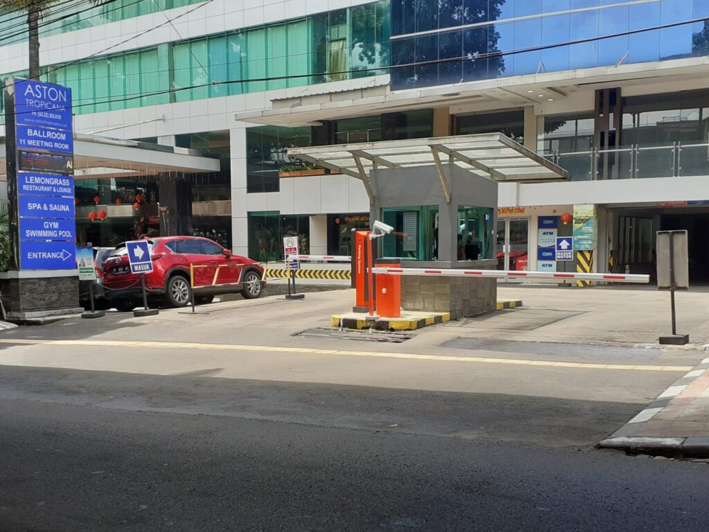 Pemasangan Palang Parkir di Hotel Aston Bandung | MSM Parking Group
