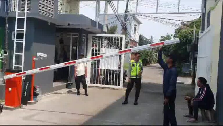 Apakah Anda memiliki perumahan di daerah Kiarasari Bandung? Jika iya, Anda mungkin perlu mempertimbangkan untuk memasang palang parkir otomatis di perumahan Anda. Palang parkir otomatis adalah solusi modern yang dapat membantu mengatur lalu lintas kendaraan di perumahan Anda, memberikan keamanan dan kenyamanan bagi penghuni perumahan. Pemasangan palang parkir otomatis sangat penting untuk menghindari masalah parkir yang sering terjadi di perumahan. Dengan adanya palang parkir otomatis, Anda dapat mengontrol dan membatasi akses masuk kendaraan ke dalam perumahan. Hal ini akan mengurangi kemungkinan terjadinya parkir sembarangan dan memastikan bahwa hanya penghuni perumahan yang memiliki akses ke dalam area perumahan. Keuntungan lain dari pemasangan palang parkir otomatis adalah meningkatnya keamanan di dalam perumahan. Dengan adanya sistem otomatis, hanya penghuni perumahan yang memiliki kartu akses yang dapat membuka palang parkir. Hal ini akan mengurangi risiko pencurian kendaraan dan memastikan bahwa hanya orang yang berwenang yang dapat masuk ke dalam perumahan. Selain itu, pemasangan palang parkir otomatis juga dapat meningkatkan keindahan visual perumahan. Palang parkir otomatis dirancang dengan desain yang modern dan estetik, sehingga dapat memberikan nilai tambah pada tampilan perumahan Anda. Bagi Anda yang tertarik untuk memasang palang parkir otomatis di Perumahan Kiarasari Bandung, Anda dapat menghubungi tim kami di MSM Parking Group. Kami adalah perusahaan yang bergerak di bidang penyediaan peralatan parkir dan solusi manajemen parkir. Kami menyediakan berbagai jenis palang parkir otomatis yang dapat disesuaikan dengan kebutuhan perumahan Anda. Tidak hanya itu, kami juga menyediakan layanan pemasangan dan layanan purna jual yang profesional. Tim kami akan membantu Anda dalam proses pemasangan dan memberikan panduan penggunaan untuk memaksimalkan manfaat dari palang parkir otomatis. Jangan ragu untuk menghubungi tim kami di MSM Parking Group. Kami siap memberikan pelayanan terbaik dan solusi parkir yang efektif untuk perumahan Anda. Hubungi kami sekarang juga melalui kontak berikut: Yopie Prima WA/Telp: +6281236633639 Ady WA/Telp: +6285100956600 Theo WA/Telp: +6282219939448 Rubi Yanto WA/Telp: +6281318976600 Anda juga dapat mengunjungi website kami di www.msmparkinggroup.com untuk melihat lebih lanjut mengenai produk dan layanan kami. Jangan ragu untuk menghubungi kami dan dapatkan solusi parkir terbaik untuk perumahan Anda.