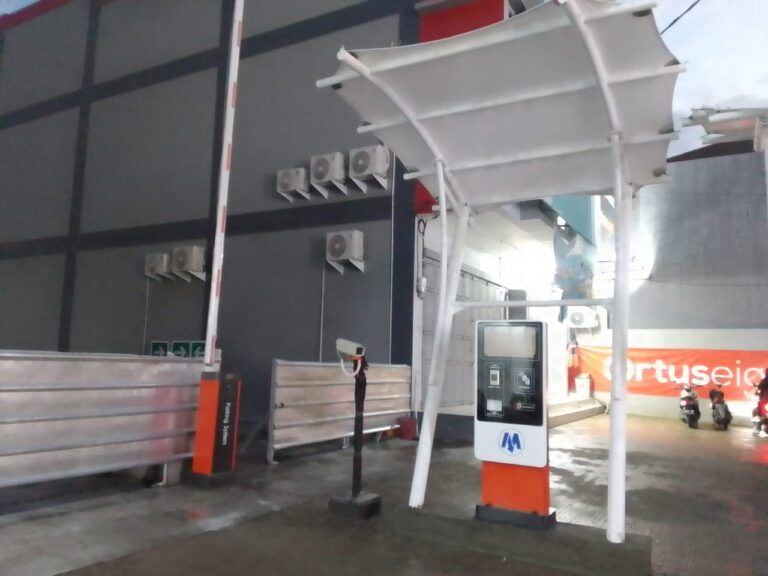 Apakah Anda sedang mencari solusi untuk mengoptimalkan sistem parkir di Jakarta? Apakah Anda ingin memiliki palang parkir yang modern dan efisien? Jika iya, maka Anda berada di tempat yang tepat! MSM Parking Group menyediakan solusi lengkap dalam hal palang parkir di Jakarta dengan menyediakan software dan hardware sistem full modern. Seiring dengan perkembangan teknologi, sistem parkir juga mengalami transformasi. MSM Parking Group hadir dengan solusi terbaik untuk memenuhi kebutuhan parkir di Jakarta. Kami menyediakan palang parkir yang dilengkapi dengan software dan hardware modern, sehingga memudahkan pengelolaan dan pengendalian parkir. Software yang kami sediakan merupakan sistem manajemen parkir yang canggih dan user-friendly. Dengan menggunakan software ini, Anda dapat melakukan monitoring secara real-time, mengelola data pelanggan, mengatur tarif parkir, serta menghasilkan laporan yang akurat dan terperinci. Dengan demikian, Anda dapat mengoptimalkan pengelolaan parkir dengan lebih efisien dan efektif. Selain itu, kami juga menyediakan hardware yang modern dan berkualitas tinggi. Palang parkir kami dilengkapi dengan teknologi terbaru, seperti sensor kendaraan, kamera pemantau, dan sistem pembayaran otomatis. Dengan menggunakan palang parkir kami, Anda dapat meningkatkan keamanan dan kecepatan dalam proses parkir. Kami juga menyediakan layanan instalasi dan maintenance untuk memastikan bahwa sistem parkir Anda berjalan dengan lancar. Tim kami yang berpengalaman siap membantu Anda dalam setiap tahap, mulai dari desain sistem, instalasi, hingga pemeliharaan rutin. Jadi, jika Anda ingin memiliki palang parkir yang modern dan efisien di Jakarta, jangan ragu untuk menghubungi MSM Parking Group. Kami siap memberikan solusi terbaik untuk kebutuhan parkir Anda. Hubungi tim kami sekarang juga melalui kontak berikut ini: Yopie Prima WA/Telp: +6281236633639 Ady WA/Telp: +6285100956600 Theo WA/Telp: +6282219939448 Rubi Yanto WA/Telp: +6281318976600 Anda juga dapat mengunjungi website kami di www.msmparkinggroup.com untuk mengetahui lebih lanjut tentang produk dan layanan kami. Jangan lewatkan kesempatan untuk memiliki sistem parkir yang modern dan efisien di Jakarta. Hubungi kami sekarang juga!