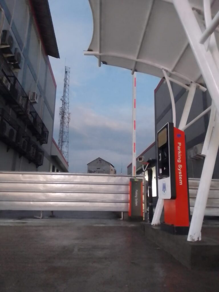 Palang Parkir Jakarta - Pemasangan di Terminal Jakarta Apakah Anda sedang mencari solusi palang parkir untuk terminal di Jakarta? Jika iya, Anda telah datang ke tempat yang tepat! Di MSMParkingGroup.com, kami menyediakan pemasangan palang parkir yang efisien dan handal untuk memenuhi kebutuhan transportasi di Terminal Jakarta. Pemasangan palang parkir di terminal memiliki peran yang sangat penting dalam mengatur lalu lintas kendaraan dan memastikan keamanan area parkir. Dengan menggunakan teknologi terkini, kami menyediakan palang parkir yang dilengkapi dengan sistem otomatisasi yang dapat mengoptimalkan penggunaan ruang parkir dan memastikan kelancaran proses parkir. Keunggulan palang parkir yang kami tawarkan adalah kemampuan untuk mendeteksi kendaraan yang masuk dan keluar dengan cepat dan akurat. Selain itu, kami juga menyediakan sistem pembayaran yang fleksibel, termasuk pembayaran tunai dan cashless. Dengan adanya fitur ini, pengguna dapat melakukan pembayaran dengan mudah dan menghindari kemacetan di area pembayaran. Kami juga menyadari pentingnya keamanan dalam area parkir. Oleh karena itu, palang parkir yang kami pasang dilengkapi dengan sistem keamanan yang canggih, seperti pemantauan CCTV dan kontrol akses yang terintegrasi. Hal ini akan memberikan rasa aman bagi pengguna parkir dan mencegah tindakan kriminal. Di MSMParkingGroup.com, kami memiliki tim ahli yang berpengalaman dalam pemasangan palang parkir di terminal. Kami akan bekerja sama dengan Anda untuk merancang solusi yang sesuai dengan kebutuhan dan anggaran Anda. Selain itu, kami juga menyediakan layanan purna jual yang profesional dan handal untuk memastikan palang parkir tetap beroperasi dengan baik dalam jangka panjang. Jadi, tunggu apa lagi? Dapatkan pemasangan palang parkir yang efisien dan handal untuk terminal di Jakarta hanya di MSMParkingGroup.com. Hubungi tim kami sekarang melalui nomor WhatsApp atau telepon berikut: Yopie Prima: +6281236633639 Ady: +6285100956600 Theo: +6282219939448 Rubi Yanto: +6281318976600 Anda juga dapat mengunjungi website kami di www.msmparkinggroup.com untuk melihat produk dan layanan kami yang lain. Jangan lewatkan kesempatan ini dan dapatkan pemasangan palang parkir terbaik untuk terminal di Jakarta hanya di MSMParkingGroup.com!