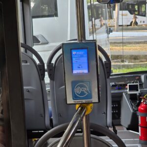 Sistem Tap On Bus (TOB) merupakan inovasi pembayaran non-tunai untuk layanan bus Transjakarta. Dengan sistem ini, penumpang wajib melakukan tap in saat masuk bus dan tap out saat turun, menggunakan kartu uang elektronik (KUE). TOB tidak hanya mendorong penggunaan pembayaran cashless, tetapi juga membantu dalam pencatatan data penumpang yang lebih akurat. Fitur utama: Kartu e-money: Diperlukan untuk pembayaran perjalanan, memastikan proses yang mudah dan cepat. Saldo minimum: Rp 5.000 untuk memulai perjalanan. Tap in dan Tap out: Wajib dilakukan untuk mencatat perjalanan penumpang. Pemblokiran kartu: Jika penumpang lupa tap out, kartu bisa terblokir sementara. Pemulihan dapat dilakukan di halte atau bus non-BRT. Penyesuaian biaya: Jika kartu terblokir, biaya perjalanan sebelumnya akan dikenakan pada perjalanan berikutnya. Sistem ini dirancang untuk meningkatkan efisiensi, kenyamanan, dan keamanan dalam perjalanan menggunakan bus Transjakarta.