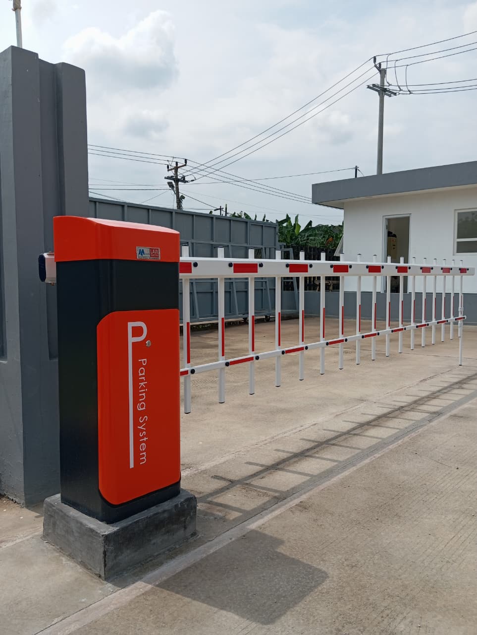 mesin palang parkir fence, palang parkir pagar, fence barrier gate, palang otomatis berbentuk pagar, barrier gate pagar, palang parkir MSM, palang parkir otomatis 2025, sistem parkir aman, palang parkir industri, MSM Parking Group Bandung