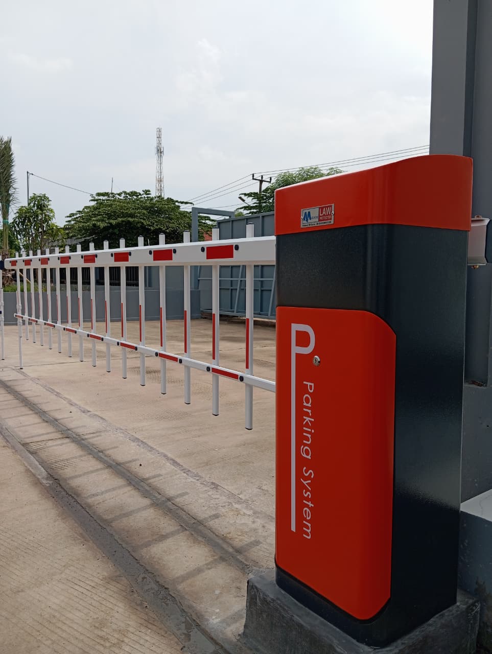 mesin palang parkir fence, palang parkir pagar, fence barrier gate, palang otomatis berbentuk pagar, barrier gate pagar, palang parkir MSM, palang parkir otomatis 2025, sistem parkir aman, palang parkir industri, MSM Parking Group Bandung