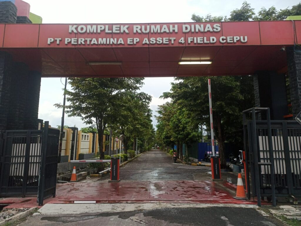 pemasangan palang parkir pertamina, barrier gate pertamina field, sistem parkir otomasi migas, pengendalian akses kendaraan industri, RFID parking pertamina, palang parkir heavy duty.