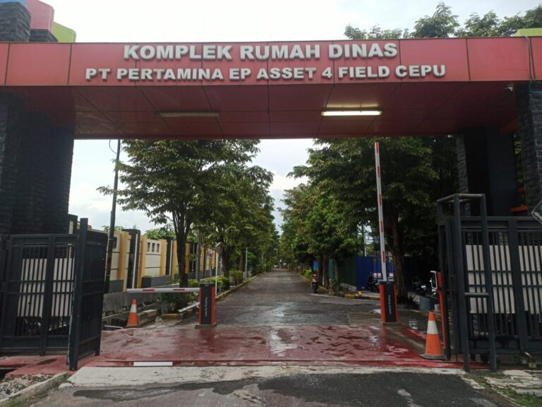 pemasangan palang parkir pertamina, barrier gate pertamina field, sistem parkir otomasi migas, pengendalian akses kendaraan industri, RFID parking pertamina, palang parkir heavy duty.