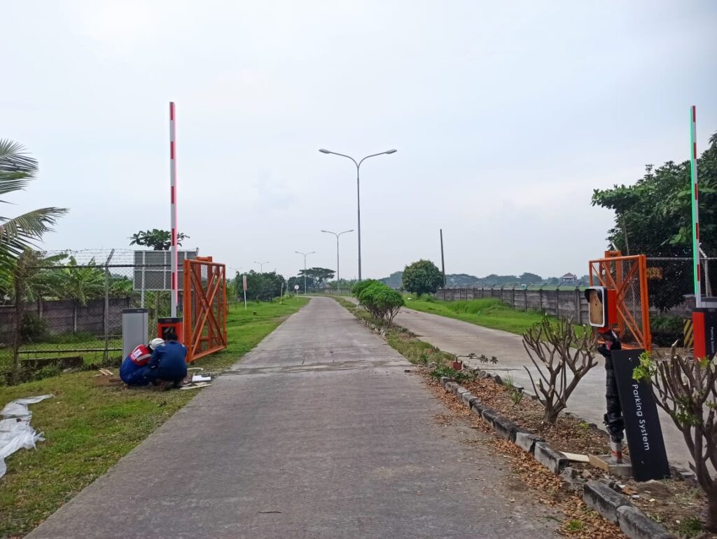 pasang palang parkir otomatis, palang parkir integrasi rfid, sistem parkir rfid bandung, barrier gate bandung, akses kendaraan berizin, gate perumahan otomatis, kartu akses parkir, pemasangan palang parkir cluster