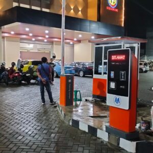 Pengertian IR Photocell adalah sensor keamanan yang menggunakan sinar infra merah antara transmitter dan receiver. Fungsinya bukan mendeteksi kendaraan untuk membuka gate, melainkan mencegah palang menutup saat masih ada objek di bawahnya. Cara Kerja Transmitter memancarkan sinar infra merah. Receiver menerima sinar tersebut. Saat kendaraan memutus sinar, sensor aktif. Barrier gate menahan atau membatalkan proses penutupan. Kelebihan ✅ Harga ekonomis. ✅ Instalasi mudah. ✅ Sangat efektif sebagai sensor anti-jepit. Kekurangan ❌ Tidak cocok sebagai sensor utama kendaraan. ❌ Dapat terganggu oleh debu, lumpur, atau posisi sensor yang berubah. ❌ Jangkauan terbatas. Aplikasi Umum Safety sensor barrier gate Sliding gate Swing gate Flap barrier Turnstile Perbandingan Sensor Parameter VLD Radar Detector IR Photocell Teknologi Induksi elektromagnetik Gelombang radar Infra merah Deteksi Kendaraan Sangat Baik Sangat Baik Terbatas Safety Anti Jepit Ya Ya Sangat Baik Harus Tanam Kabel Ya Tidak Tidak Instalasi Sulit Mudah Sangat Mudah Akurasi ★★★★★ ★★★★☆ ★★★☆☆ Cocok Untuk Parkir komersial Perumahan & retrofit Safety tambahan Mana yang Paling Baik? Tidak ada sensor yang benar-benar menggantikan semuanya karena fungsi masing-masing berbeda: VLD → standar industri untuk deteksi kendaraan dengan akurasi tertinggi. Radar Detector → solusi modern tanpa pekerjaan sipil, semakin banyak digunakan pada perumahan dan kawasan industri. IR Photocell → sensor keselamatan (safety sensor), hampir selalu dipasang sebagai pelengkap VLD atau Radar. Rekomendasi MSM Parking Untuk sistem parkir profesional: Level Ekonomis 1x VLD 1x IR Photocell Level Premium 1x Radar Detector 1x IR Photocell Level Heavy Duty (Mall, RS, Bandara) 2x VLD (Safety + Presence) 1x IR Photocell Kombinasi beberapa sensor akan menghasilkan sistem yang lebih aman, mengurangi risiko palang menabrak kendaraan, dan memperpanjang umur barrier gate.