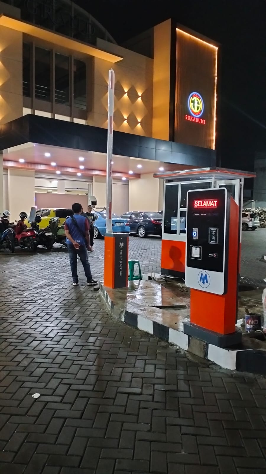 Pengertian IR Photocell adalah sensor keamanan yang menggunakan sinar infra merah antara transmitter dan receiver. Fungsinya bukan mendeteksi kendaraan untuk membuka gate, melainkan mencegah palang menutup saat masih ada objek di bawahnya. Cara Kerja Transmitter memancarkan sinar infra merah. Receiver menerima sinar tersebut. Saat kendaraan memutus sinar, sensor aktif. Barrier gate menahan atau membatalkan proses penutupan. Kelebihan ✅ Harga ekonomis. ✅ Instalasi mudah. ✅ Sangat efektif sebagai sensor anti-jepit. Kekurangan ❌ Tidak cocok sebagai sensor utama kendaraan. ❌ Dapat terganggu oleh debu, lumpur, atau posisi sensor yang berubah. ❌ Jangkauan terbatas. Aplikasi Umum Safety sensor barrier gate Sliding gate Swing gate Flap barrier Turnstile Perbandingan Sensor Parameter VLD Radar Detector IR Photocell Teknologi Induksi elektromagnetik Gelombang radar Infra merah Deteksi Kendaraan Sangat Baik Sangat Baik Terbatas Safety Anti Jepit Ya Ya Sangat Baik Harus Tanam Kabel Ya Tidak Tidak Instalasi Sulit Mudah Sangat Mudah Akurasi ★★★★★ ★★★★☆ ★★★☆☆ Cocok Untuk Parkir komersial Perumahan & retrofit Safety tambahan Mana yang Paling Baik? Tidak ada sensor yang benar-benar menggantikan semuanya karena fungsi masing-masing berbeda: VLD → standar industri untuk deteksi kendaraan dengan akurasi tertinggi. Radar Detector → solusi modern tanpa pekerjaan sipil, semakin banyak digunakan pada perumahan dan kawasan industri. IR Photocell → sensor keselamatan (safety sensor), hampir selalu dipasang sebagai pelengkap VLD atau Radar. Rekomendasi MSM Parking Untuk sistem parkir profesional: Level Ekonomis 1x VLD 1x IR Photocell Level Premium 1x Radar Detector 1x IR Photocell Level Heavy Duty (Mall, RS, Bandara) 2x VLD (Safety + Presence) 1x IR Photocell Kombinasi beberapa sensor akan menghasilkan sistem yang lebih aman, mengurangi risiko palang menabrak kendaraan, dan memperpanjang umur barrier gate.