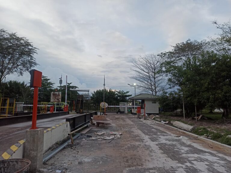 Palang parkir otomatis hadir sebagai solusi cerdas untuk mengelola akses kendaraan di perumahan dan perkantoran secara efisien dan aman. Dengan teknologi sensor dan kontrol otomatis, sistem ini mempercepat alur kendaraan, meminimalkan antrean, dan meningkatkan keamanan area secara real-time.
