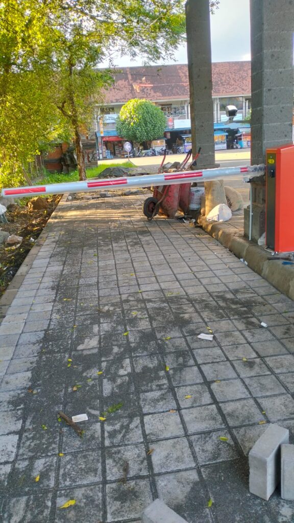 Progress pemasangan palang parkir otomatis UltraGuard Tap and Go terus berjalan. Sistem manless & cashless ini meningkatkan efisiensi, keamanan, dan transparansi parkir modern.