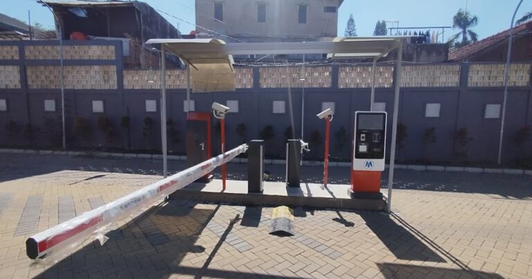 Revolusi Efisiensi Area Olahraga Sistem Palang Parkir Cashless untuk Lapangan Padel (1) (1)