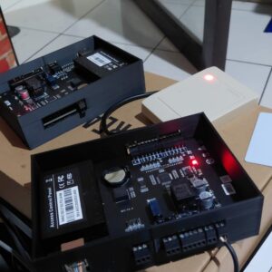 Controller Manless adalah papan antarmuka atau perangkat otak (pengendali) yang digunakan untuk mengoperasikan sistem parkir otomatis tanpa petugas (manless parking system)